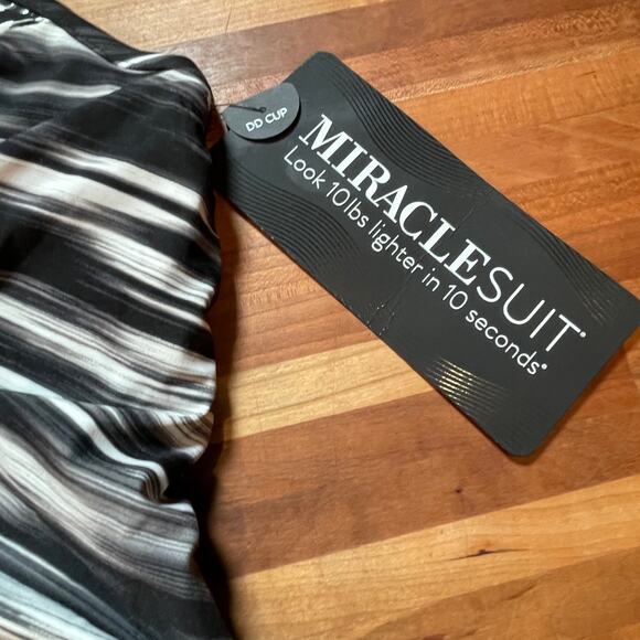Miraclesuit  Warp Speed Love Knot Top Black/White 14DD retail $146 - Picture 12 of 12